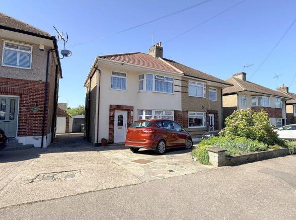 3 bed property, in Elmscroft Gardens, £585,000