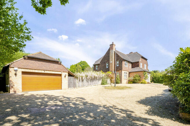 4 bed property, in Coopers Green, £925,000