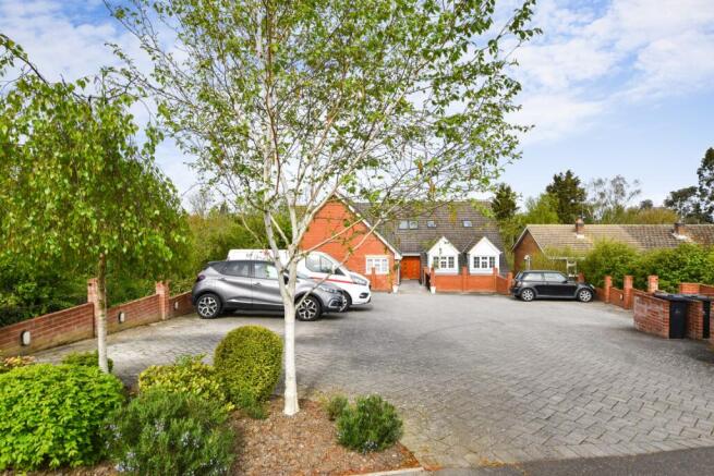 1 bed property, in Beacon Hill Court, £210,000