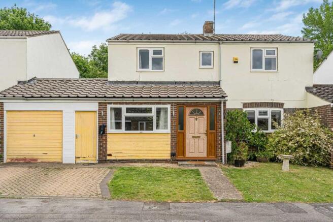 4 bed property, in St. Leonards Close, £625,000