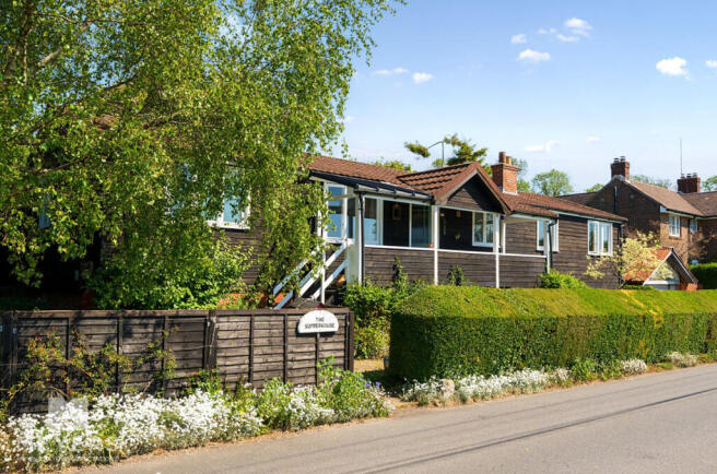 3 bed property, in Winterborne Monkton, £450,000