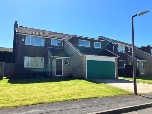 5 bed property, in Whitestone Close, £550,000