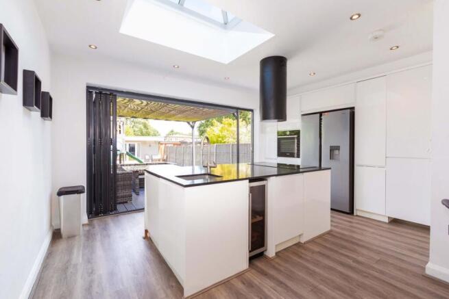 5 bed property, in The Parkway, £800,000