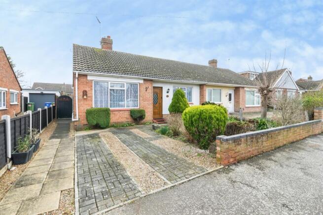 2 bed property, in Dixon Drive, £240,000