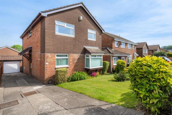 4 bed property, in Larch Close, £360,000