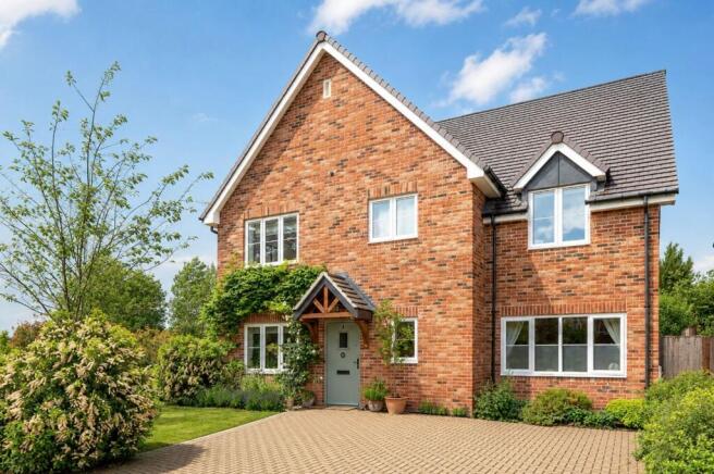 5 bed property, in Field View Lane, £800,000