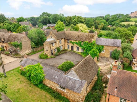 6 bed property, in Manor Road, £800,000