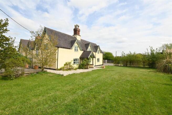 5 bed property, in Gate Farm, £1,200,000