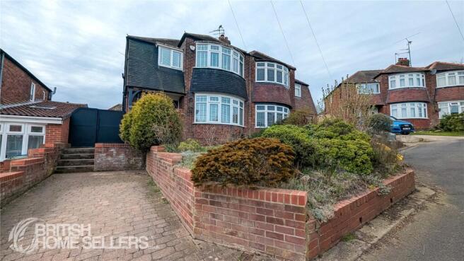 3 bed property, in Huntingdon Gardens, £260,000