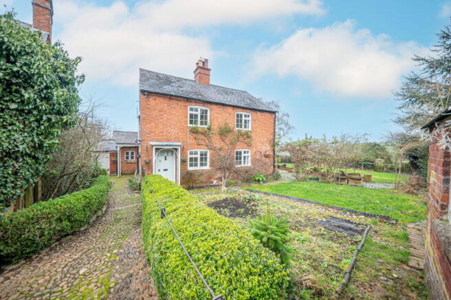 4 bed property, in Main Street, £750,000