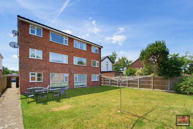 1 bed property, in Woodthorpe Road, £225,000