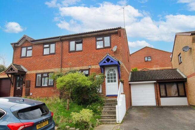 3 bed property, in Linkway, £299,000