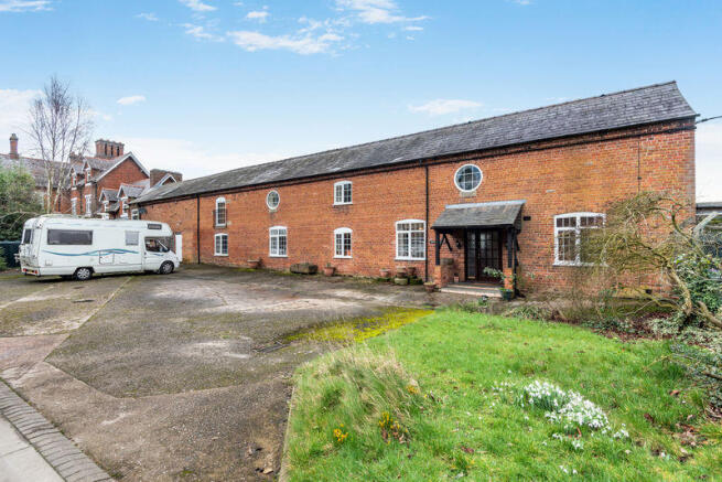 5 bed property, in Detached Barn Conversion, £650,000