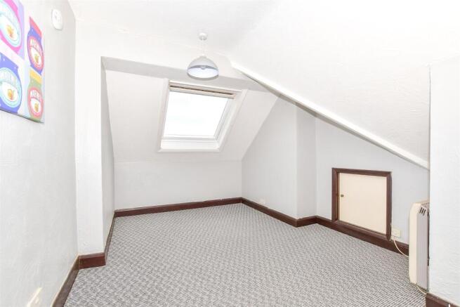 2 bed property, in Grove Road, £100,000