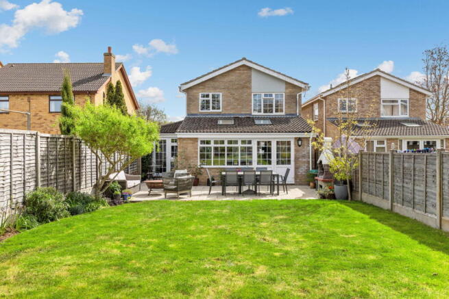 4 bed property, in Swanbourne Close, £625,000