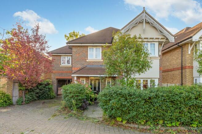 5 bed property, in Daisy Close, £900,000