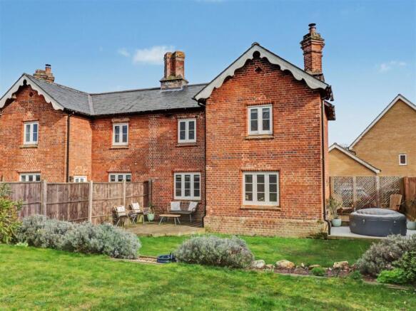 3 bed property, in Woodpecker Way, £300,000