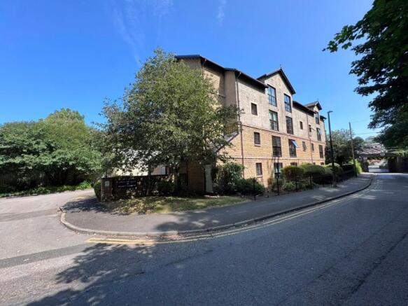 1 bed property, in Bridge Road, £64,000