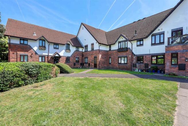 1 bed property, in Osprey Close, £195,000