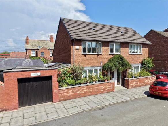 2 bed property, in Newton Road, £385,000