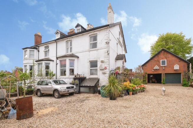 5 bed property, in Folly Lane, £665,000