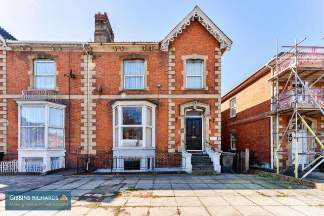 5 bed property, in Taunton Road, £325,000