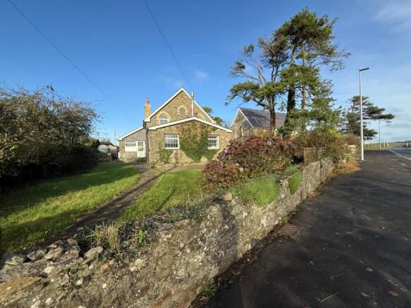4 bed property, in Sarnau, £450,000