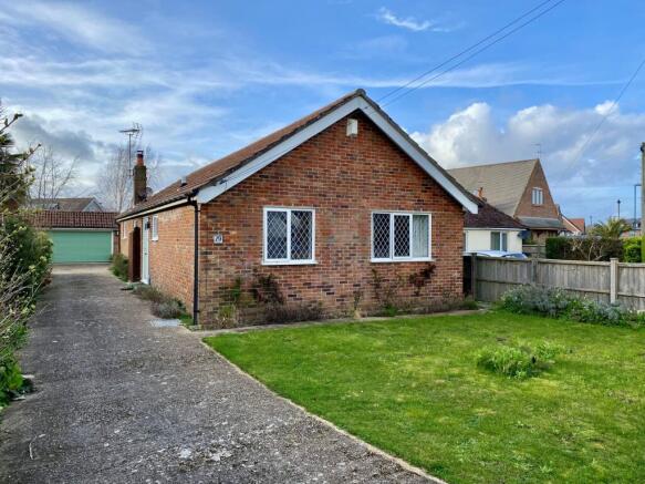 2 bed property, in Lion Road, £450,000