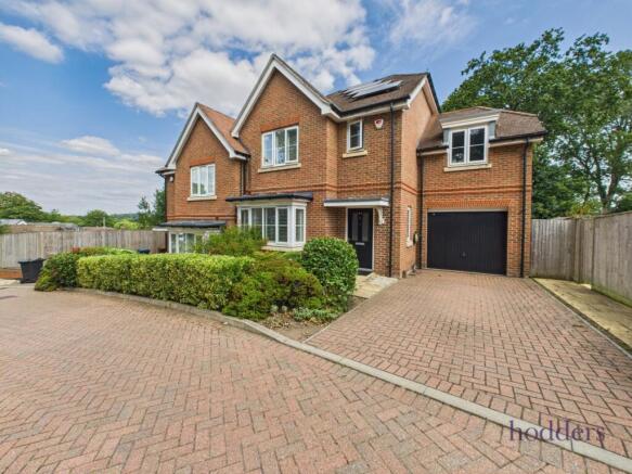 4 bed property, in Lowther Close, £625,000
