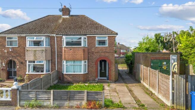 3 bed property, in Hampton Drive, £239,950