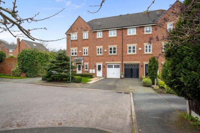 4 bed property, in Kingsbury Close, £300,000