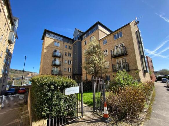 1 bed property, in Cross Bedford Street, £55,000