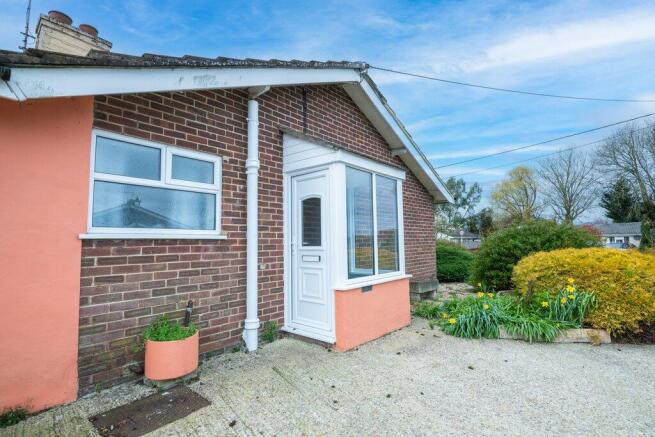 2 bed property, in Swan Green Sellindge, £295,000