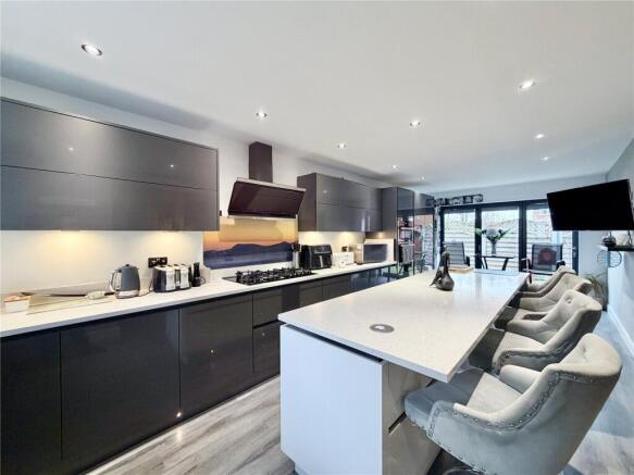 4 bed property, in Aragon Close, £350,000