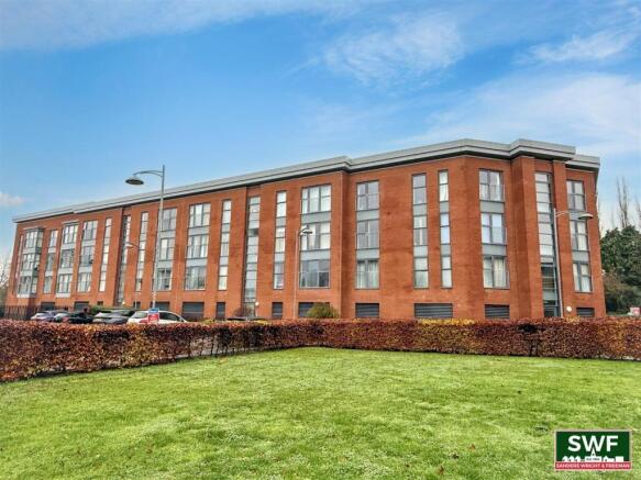 2 bed property, in Rothesay Gardens, £110,000