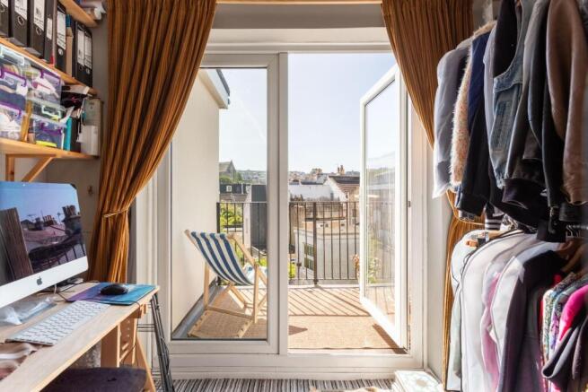 1 bed property, in Park Crescent Terrace, £240,000