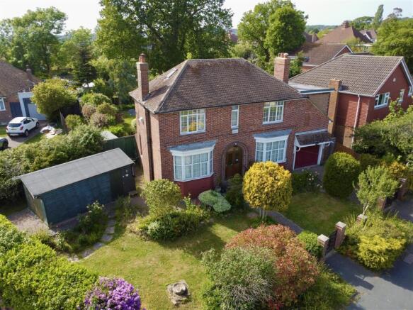 4 bed property, in King Edward Avenue, £525,000