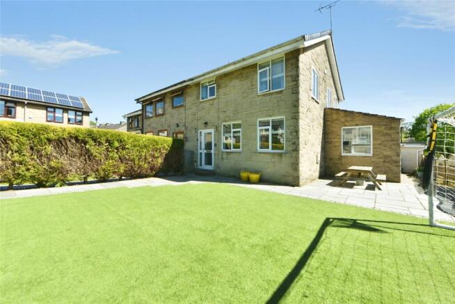 3 bed property, in Park Street, £285,000