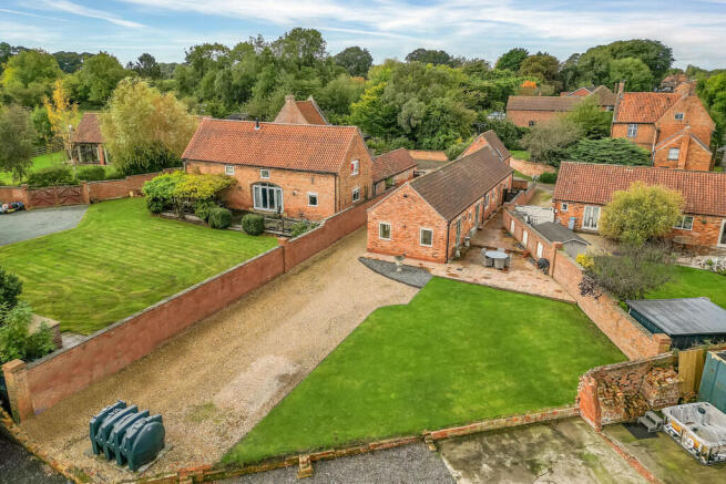 4 bed property, in Old Manor Court, £825,000