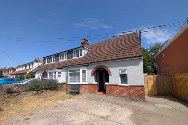 2 bed property, in Chandlers Ford, £420,000