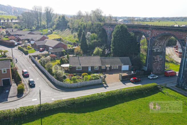 2 bed property, in Longworth Road, £450,000