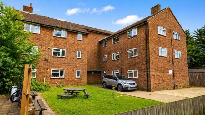2 bed property, in Chelwood Avenue, £230,000