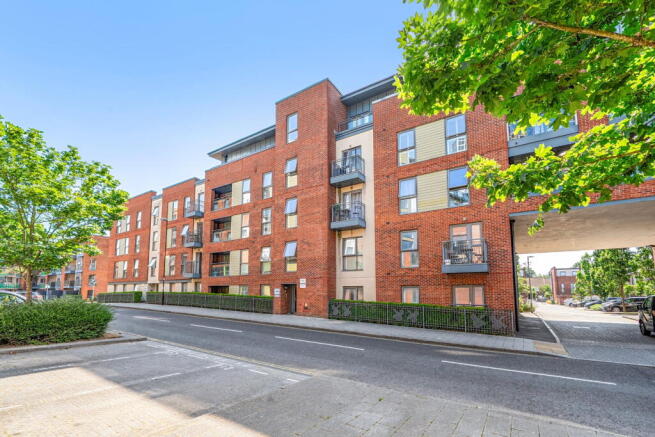 1 bed property, in John Thornycroft Road, £160,000