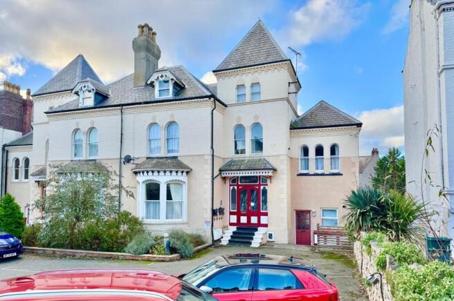 2 bed property, in Arvon Avenue, £159,950