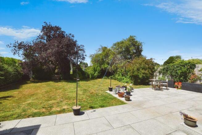 4 bed property, in Chestnut Close, £750,000