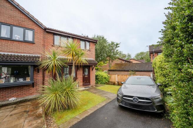 3 bed property, in Pinewood, £180,000