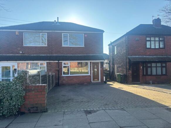 2 bed property, in Blenheim Road, £169,950