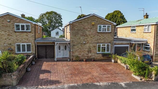 4 bed property, in Cumbria Close, £500,000
