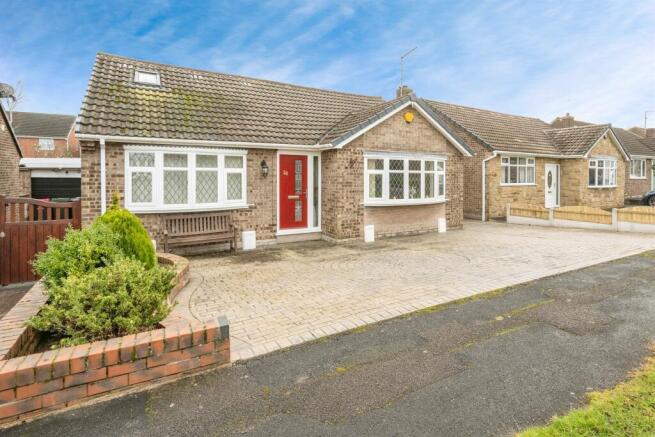 2 bed property, in St. Andrews Close, £250,000