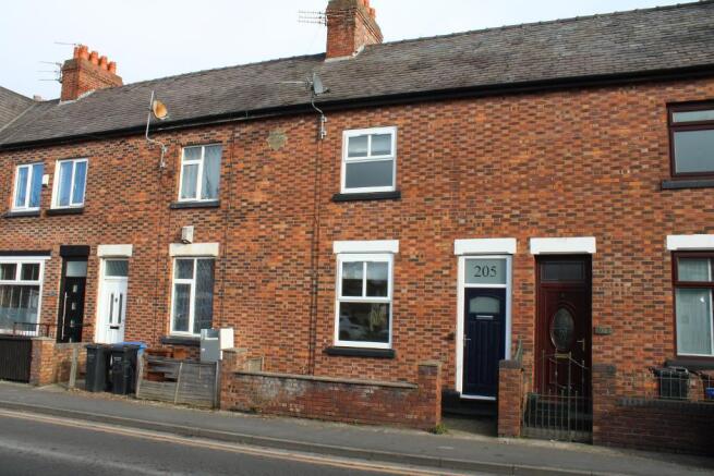 2 bed property, in Shaw Heath, £195,000